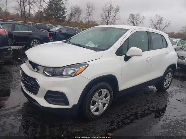 KL7CJKSBXJB724415 2018 CHEVROLET TRAX - Image 2