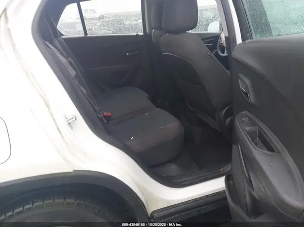 KL7CJKSBXJB724415 2018 CHEVROLET TRAX - Image 8