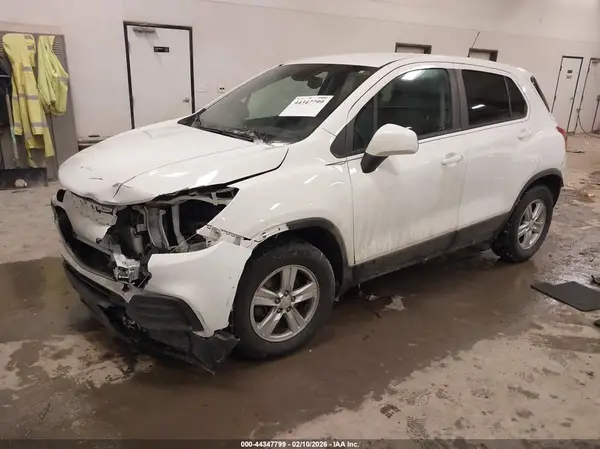 KL7CJKSBXLB031654 2020 CHEVROLET TRAX - Image 2