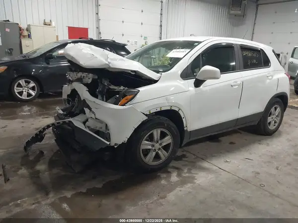 KL7CJKSBXLB046445 2020 CHEVROLET TRAX - Image 2