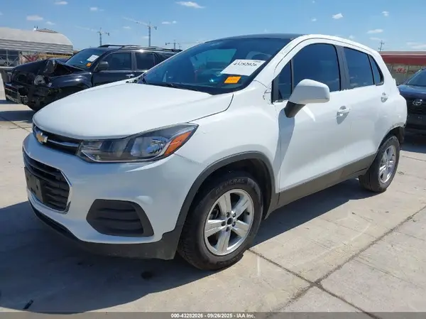 KL7CJKSBXLB058806 2020 CHEVROLET TRAX - Image 2