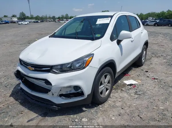 KL7CJKSBXLB064525 2020 CHEVROLET TRAX - Image 2