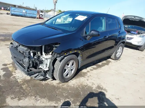 KL7CJKSBXLB066257 2020 CHEVROLET TRAX - Image 2