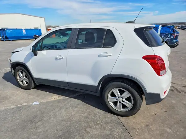 KL7CJKSBXLB319075 2020 CHEVROLET TRAX - Image 2