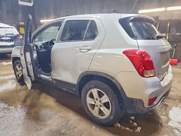 KL7CJKSBXLB320517 2020 CHEVROLET TRAX - Image 2