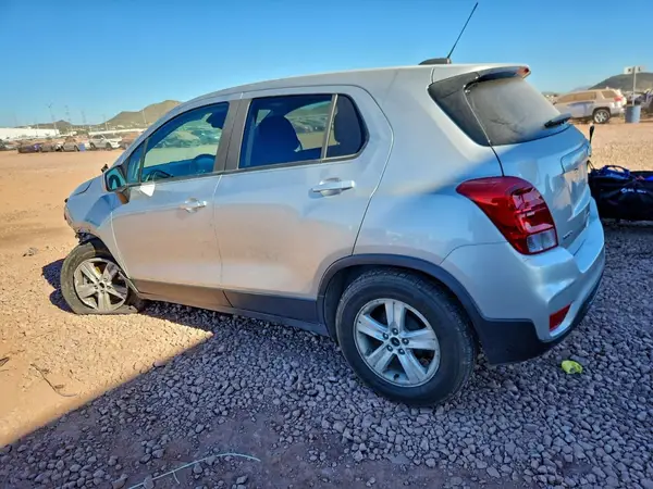 KL7CJKSBXMB302231 2021 CHEVROLET TRAX - Image 2