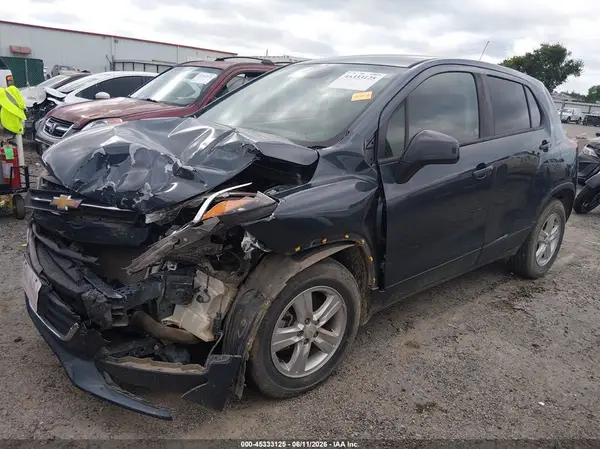 KL7CJKSBXMB310457 2021 CHEVROLET TRAX - Image 2