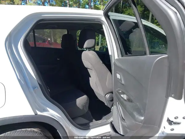 KL7CJKSM1NB547695 2022 CHEVROLET TRAX - Image 8