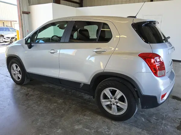 KL7CJKSM2NB526841 2022 CHEVROLET TRAX - Image 2