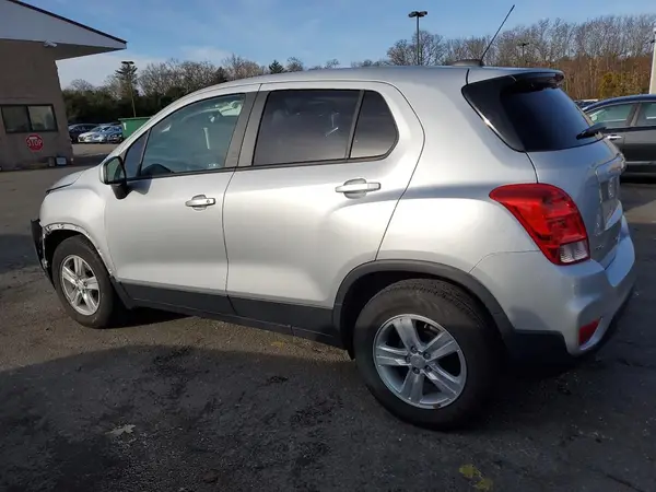 KL7CJKSM2NB527908 2022 CHEVROLET TRAX - Image 2