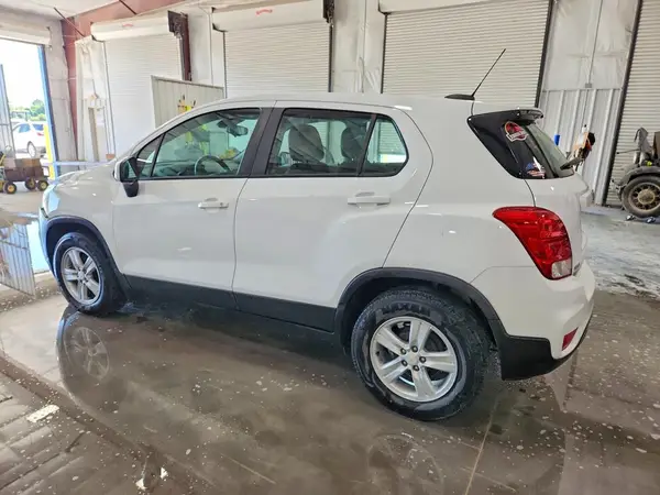KL7CJKSM3MB371103 2021 CHEVROLET TRAX - Image 2