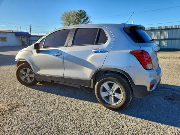 KL7CJKSM4NB522628 2022 CHEVROLET TRAX - Image 2