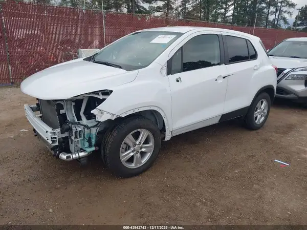 KL7CJKSM4NB526744 2022 CHEVROLET TRAX - Image 2