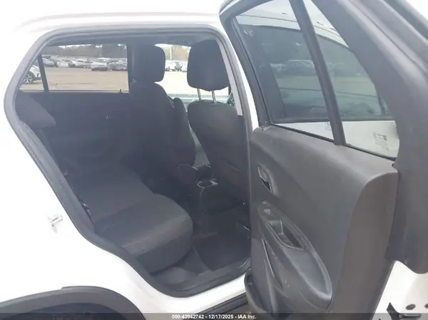 KL7CJKSM4NB526744 2022 CHEVROLET TRAX - Image 8
