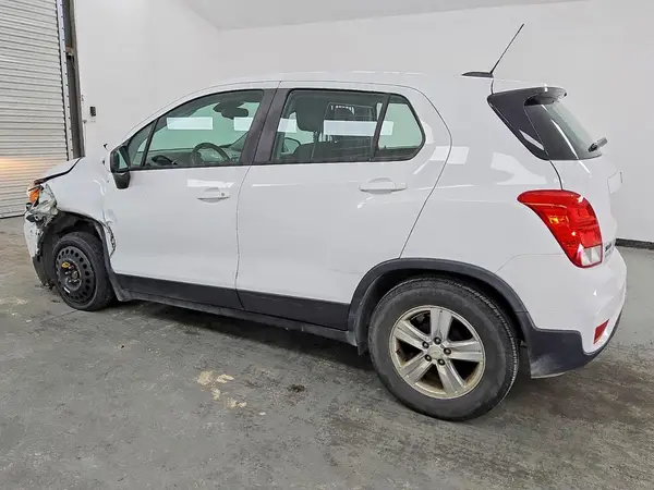 KL7CJKSM7MB372528 2021 CHEVROLET TRAX - Image 2