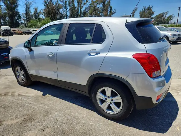 KL7CJKSM7NB525121 2022 CHEVROLET TRAX - Image 2