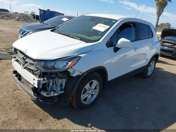 KL7CJKSM7NB526141 2022 CHEVROLET TRAX - Image 2
