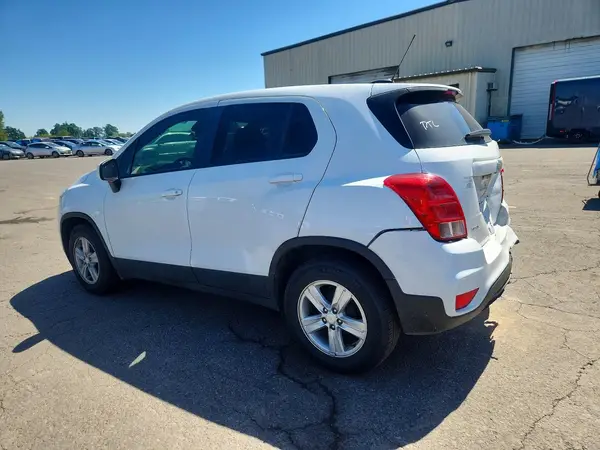 KL7CJKSM7NB552397 2022 CHEVROLET TRAX - Image 2