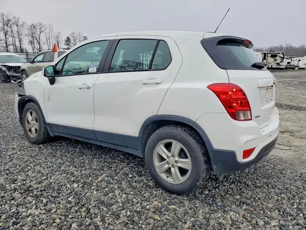 KL7CJKSM8MB372392 2021 CHEVROLET TRAX - Image 2