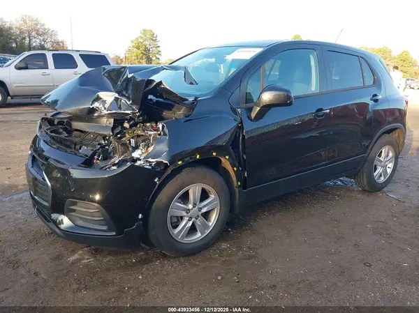KL7CJKSMXNB520978 2022 CHEVROLET TRAX - Image 2