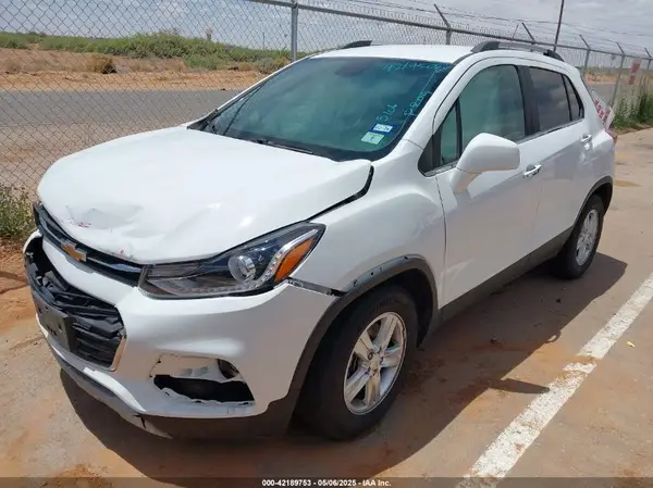 KL7CJLSB0JB556807 2018 CHEVROLET TRAX - Image 2