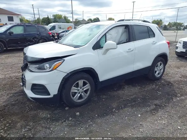 KL7CJLSB0JB585482 2018 CHEVROLET TRAX - Image 2