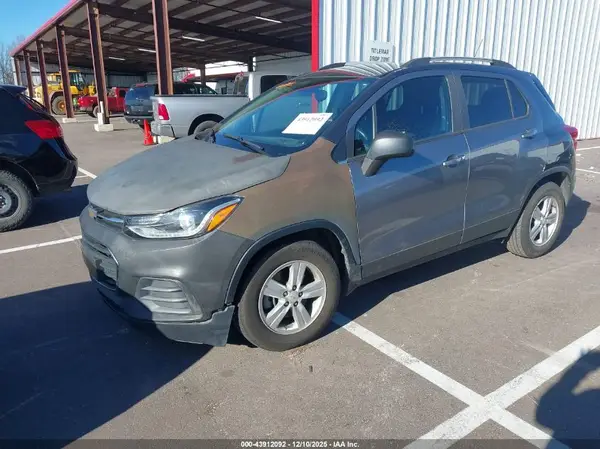 KL7CJLSB0JB593212 2018 CHEVROLET TRAX - Image 2