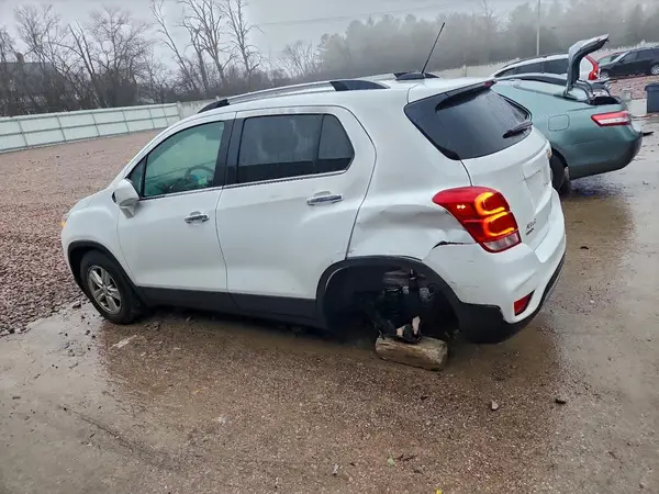 KL7CJLSB0JB635393 2018 CHEVROLET TRAX - Image 2