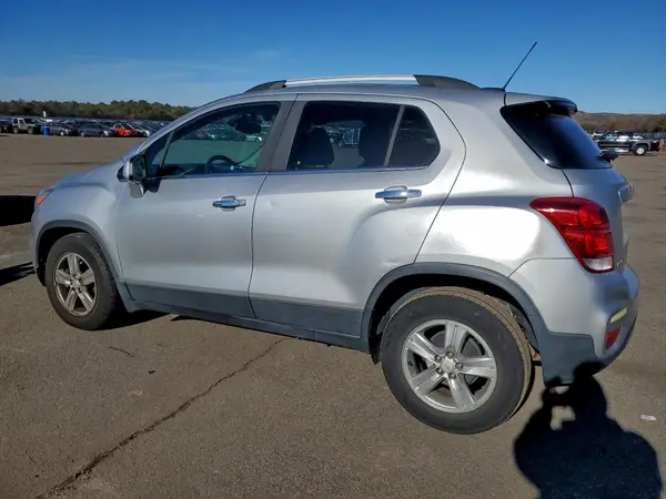 KL7CJLSB0JB637418 2018 CHEVROLET TRAX - Image 2