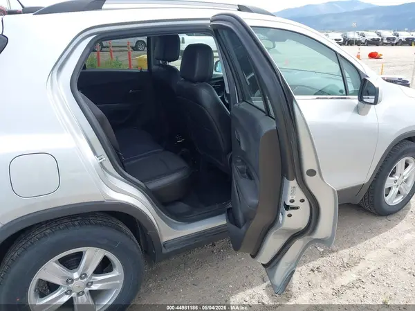 KL7CJLSB0JB649567 2018 CHEVROLET TRAX - Image 8