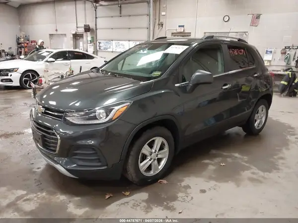 KL7CJLSB0JB674887 2018 CHEVROLET TRAX - Image 2