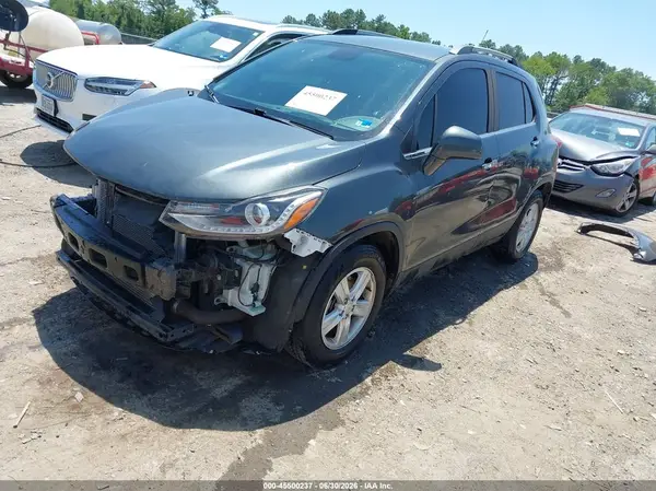 KL7CJLSB0JB718225 2018 CHEVROLET TRAX - Image 2