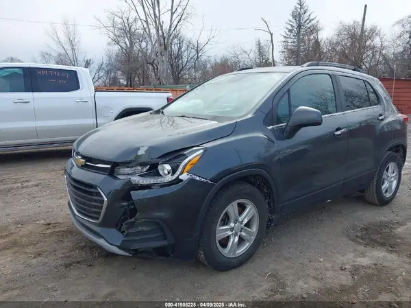 KL7CJLSB0JB722825 2018 CHEVROLET TRAX - Image 2