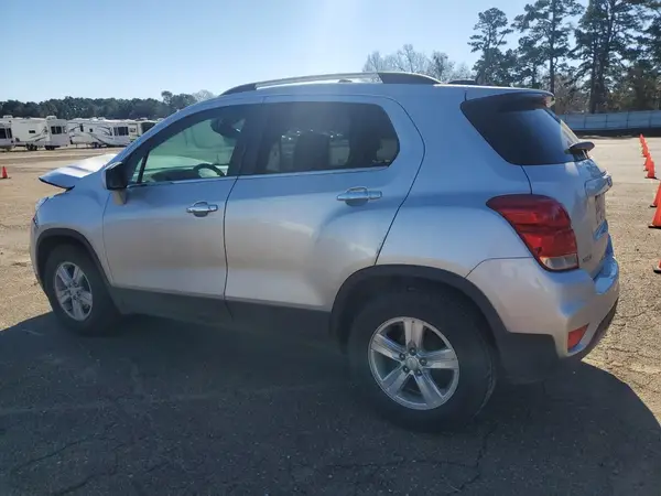 KL7CJLSB0JB726227 2018 CHEVROLET TRAX - Image 2