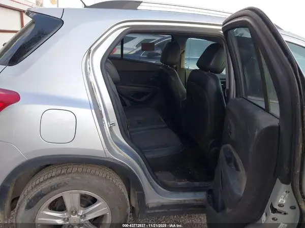 KL7CJLSB0KB956853 2019 CHEVROLET TRAX - Image 8