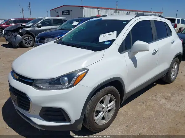 KL7CJLSB0LB070677 2020 CHEVROLET TRAX - Image 2