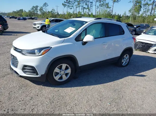 KL7CJLSB0MB323451 2021 CHEVROLET TRAX - Image 2
