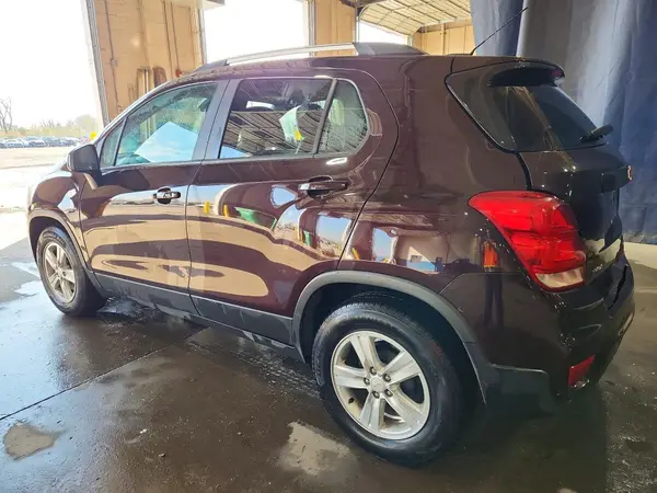 KL7CJLSB0MB331601 2021 CHEVROLET TRAX - Image 2