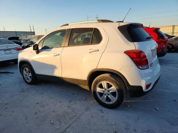 KL7CJLSB0MB331677 2021 CHEVROLET TRAX - Image 2