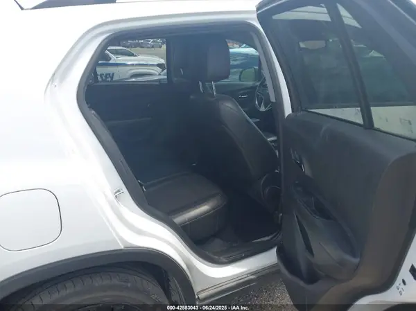KL7CJLSB0MB332618 2021 CHEVROLET TRAX - Image 8