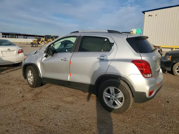 KL7CJLSB1JB510497 2018 CHEVROLET TRAX - Image 2