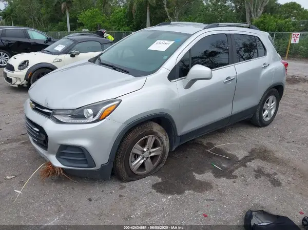 KL7CJLSB1JB513402 2018 CHEVROLET TRAX - Image 2