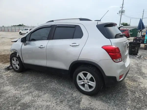 KL7CJLSB1JB529499 2018 CHEVROLET TRAX - Image 2