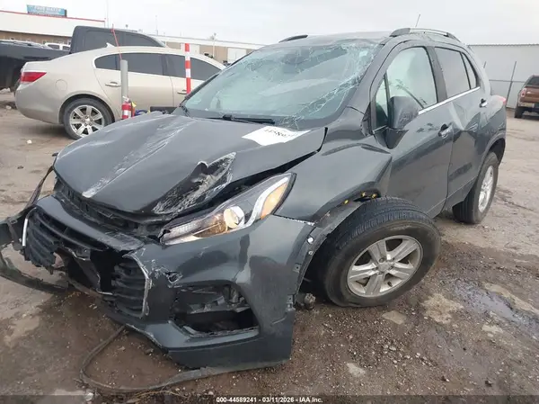 KL7CJLSB1JB541376 2018 CHEVROLET TRAX - Image 2