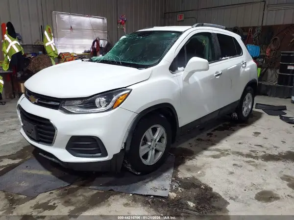 KL7CJLSB1JB546528 2018 CHEVROLET TRAX - Image 2