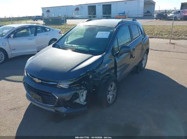 KL7CJLSB1JB548683 2018 CHEVROLET TRAX - Image 2