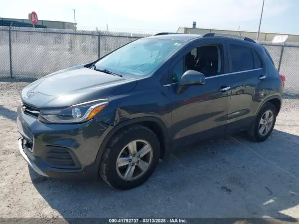 KL7CJLSB1JB580095 2018 CHEVROLET TRAX - Image 2