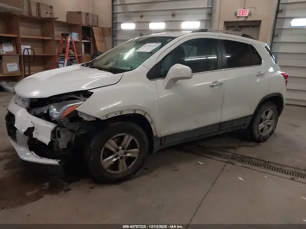 KL7CJLSB1JB601933 2018 CHEVROLET TRAX - Image 2