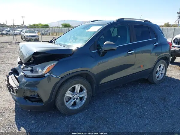 KL7CJLSB1JB616786 2018 CHEVROLET TRAX - Image 2