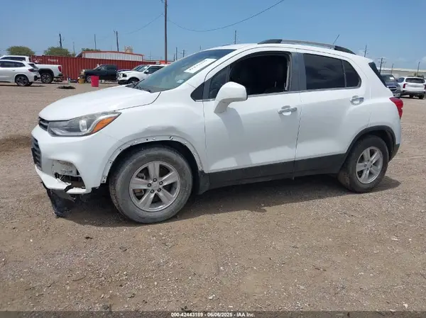 KL7CJLSB1JB677653 2018 CHEVROLET TRAX - Image 2